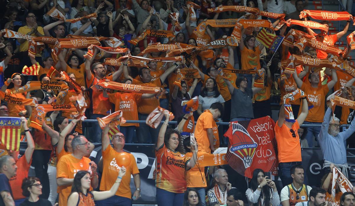 La afición taronja, celebrando el título en las gradas del Pabellón Carolina Marín de Huelva