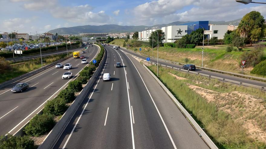 Carreteras de Mallorca: Protegen con líneas continuas cinco incorporaciones y salidas de la Vía de Cintura de Palma