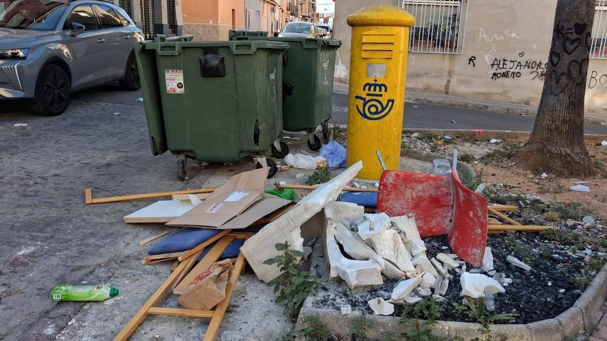 Residuos acumulados junto a unos contenedores que el servicio de limpieza retiró.