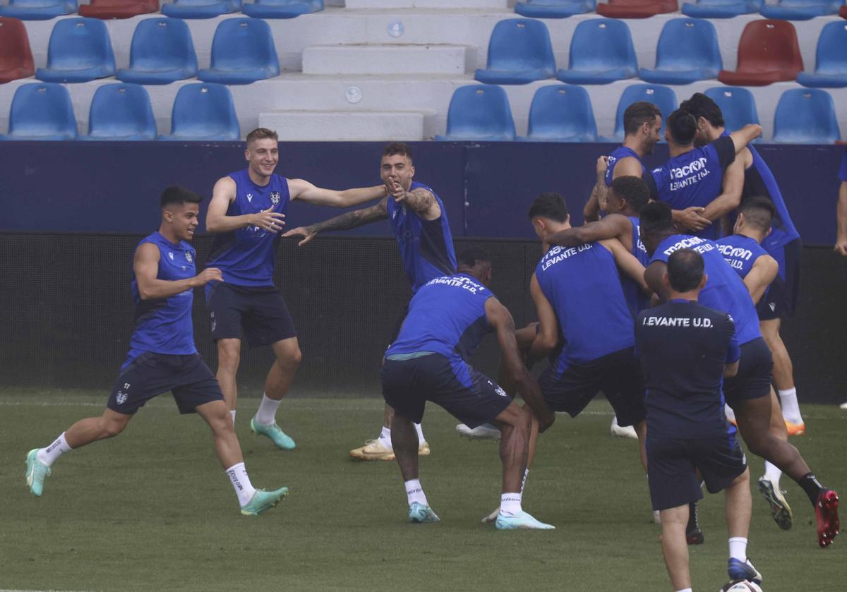 Entrenamiento previo por el ascenso del Levante UD - Superdeporte