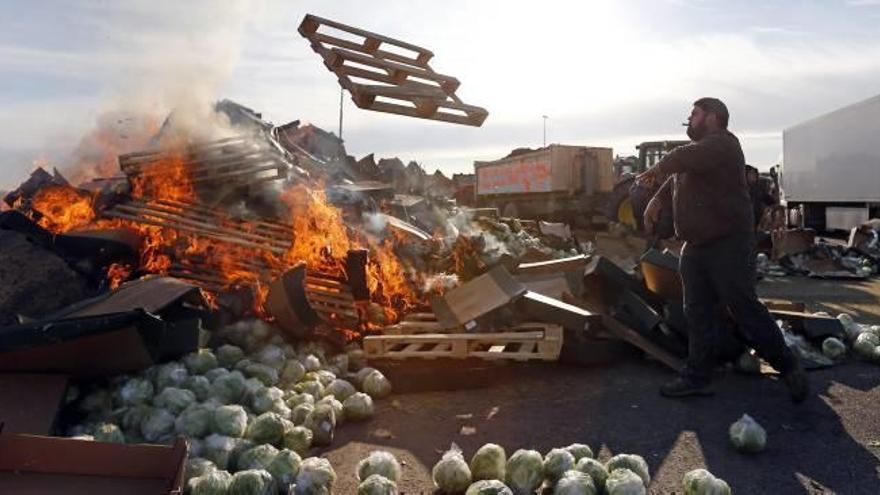 Agricultores galos bloquean a transportistas valencianos