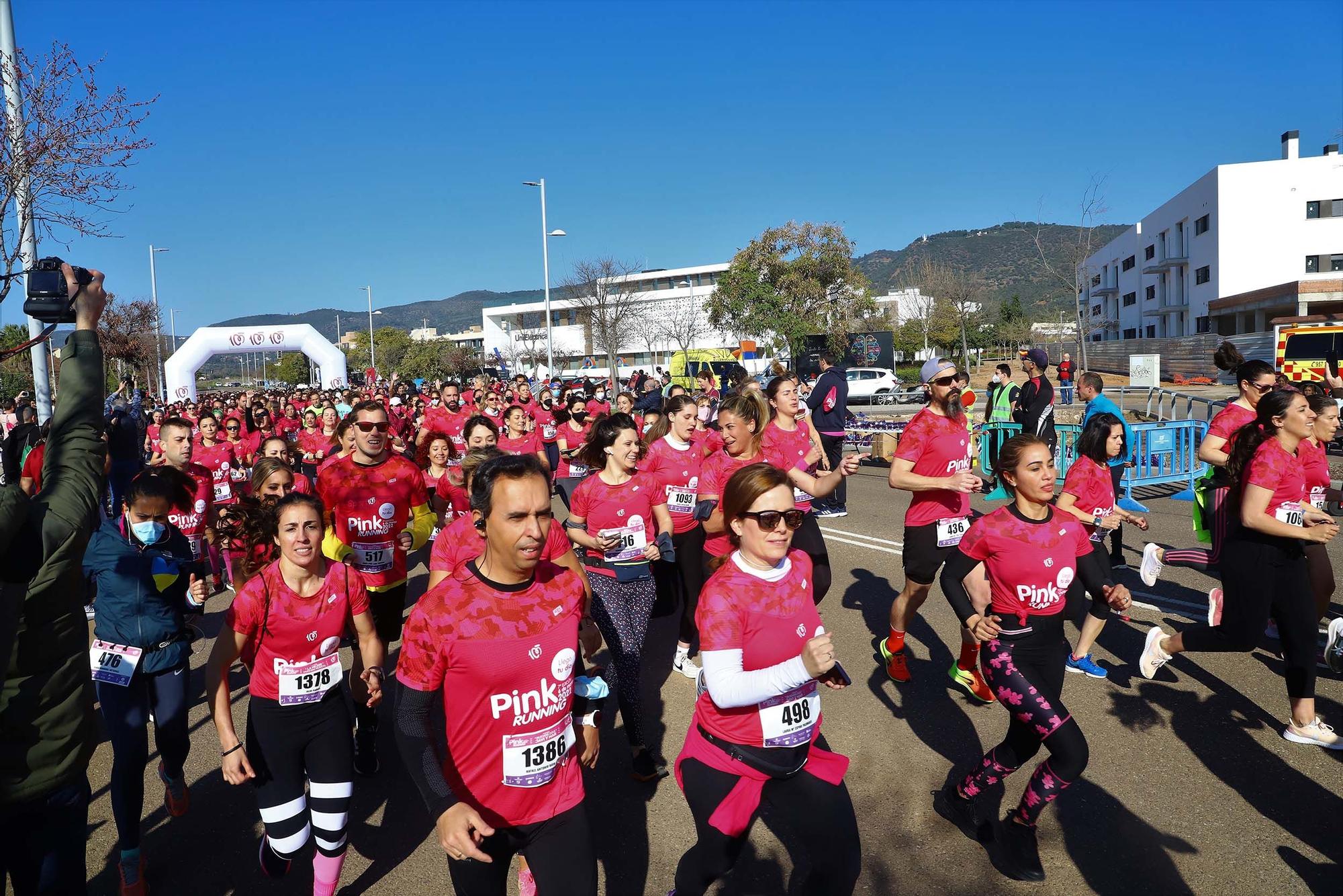 'Pink Running': más de 2.000 corredoras tiñen de rosa las calles de Córdoba