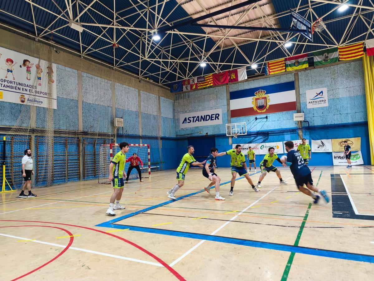 Un momento del encuentro del BM Zamora ante Astillero