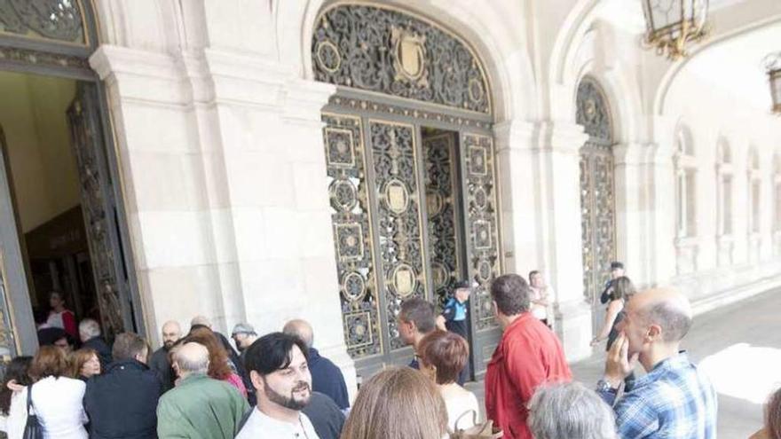 Cola de ciudadanos, ayer, para entrar en el Palacio municipal.