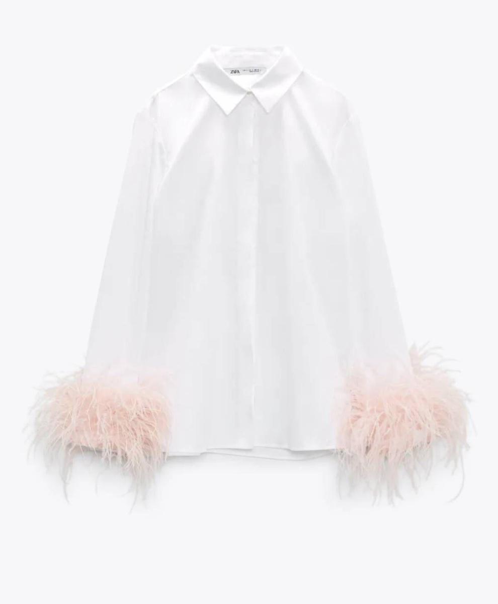 Camisa blanca con puños de plumas rosas, de Zara