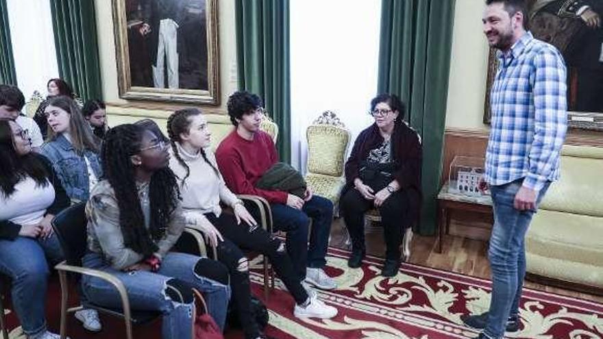 Una veintena de estudiantes de Nueva York visitan el Ayuntamiento