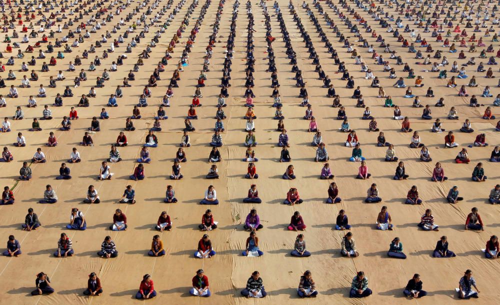 Escolares participan en una sesión de yoga en Ahmedabad, India.