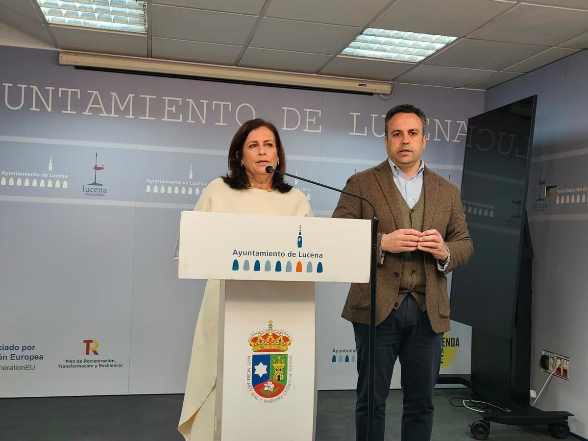 Los concejales lucentinos Miriam Ortiz y Javier Pineda, durante la rueda de prensa.