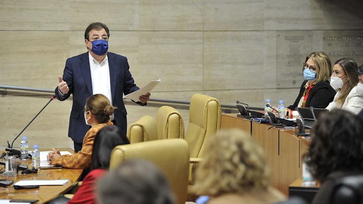El presidente de la Junta, Guillermo Fernández Vara, durante su intervención en el pleno este jueves.