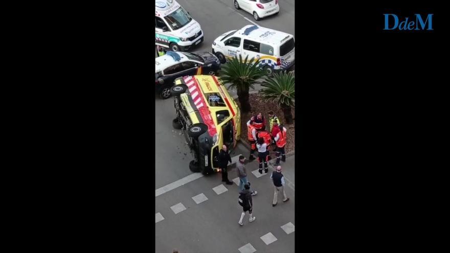 Erste Hilfe für die Ersthelfer: Krankenwagen in Palma de Mallorca kippt bei Verkehrsunfall um