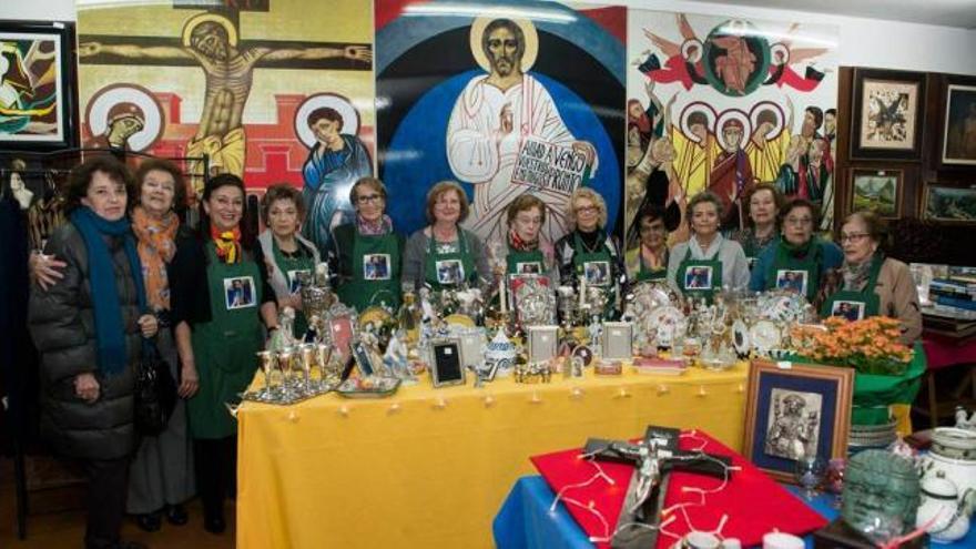 Las organizadoras del rastrillo, ayer por la tarde.