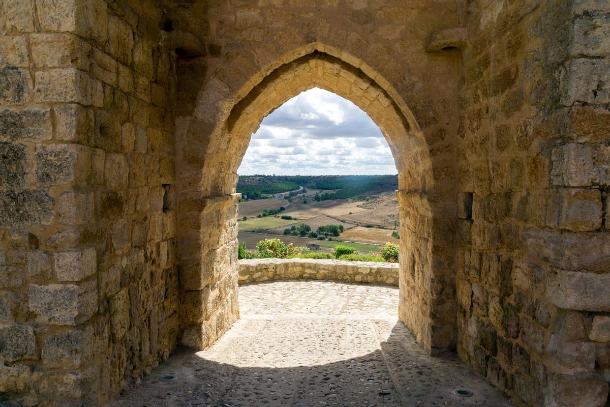 Imponente arco gótico de la villa, Puerta de la Muralla Medieval de Urueña