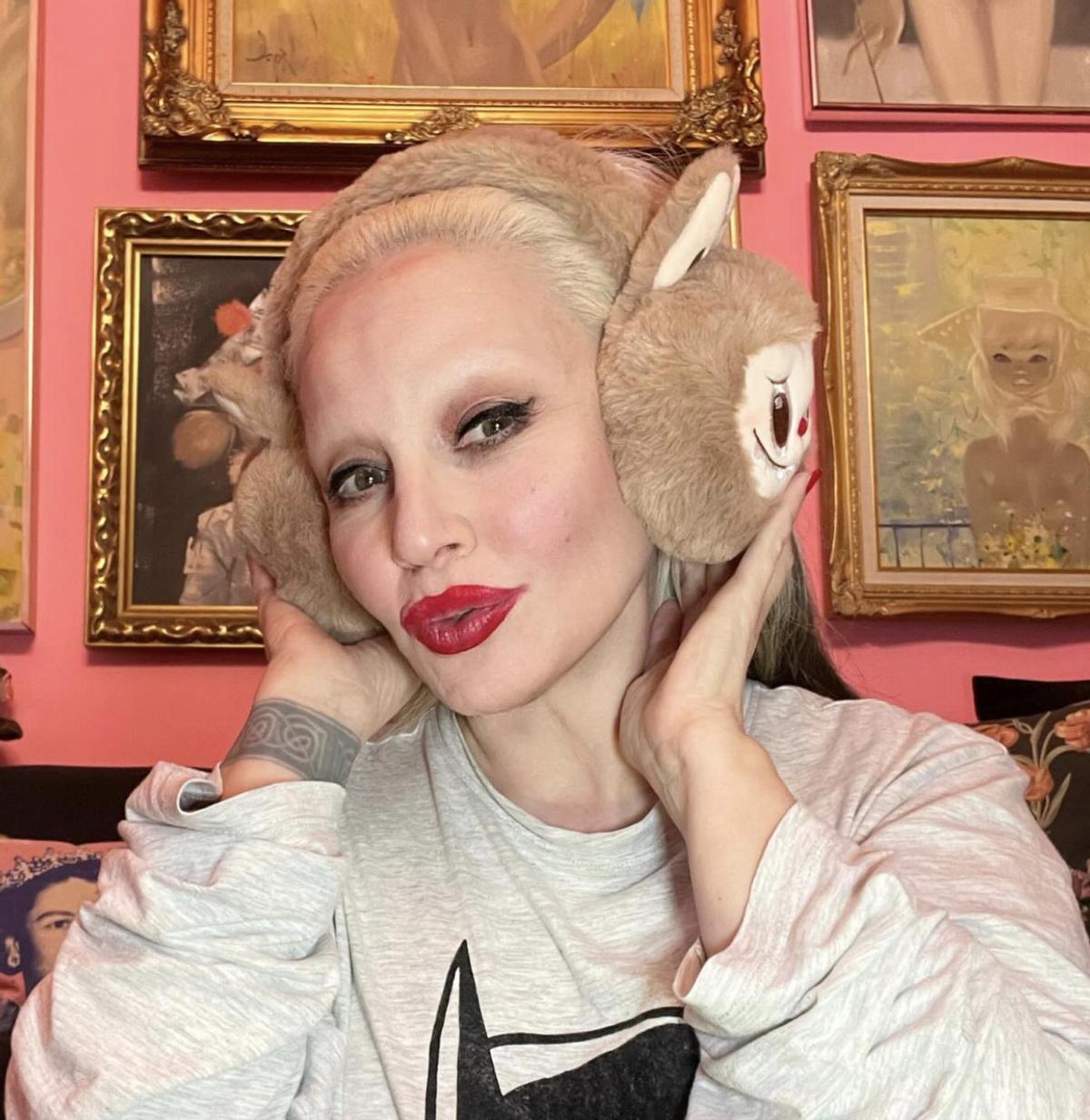 La Casa Rosa de Alaska está repleta de cuadros