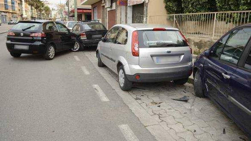 Se estrella contra tres coches