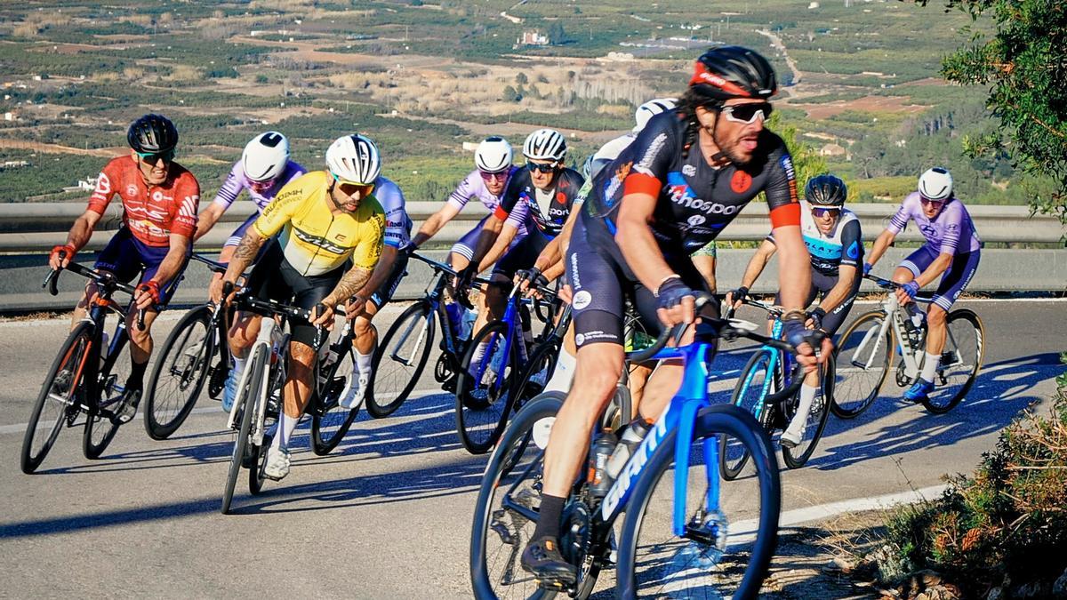 Un grupo de ciclistas asciende el Puerto de Barx en la 1ª etapa de la Volta la Safor