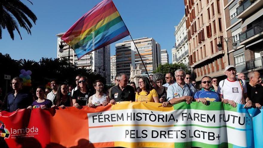 Un carnaval arcoíris recorre València en defensa de los derechos LGTB+