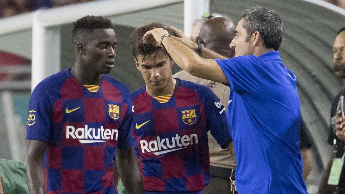 Moussa Wagué, Riqui Puig y Ernesto Valverde durante la pretemporada 2019/20 del Barça