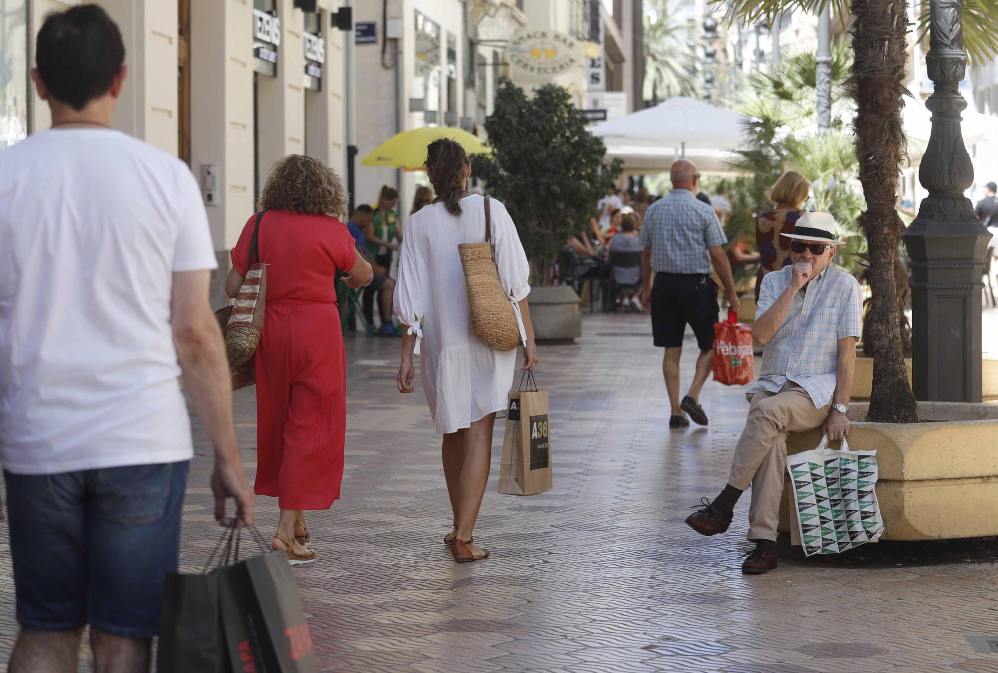 Ambiente festivo en el centro de València por Sant Joan