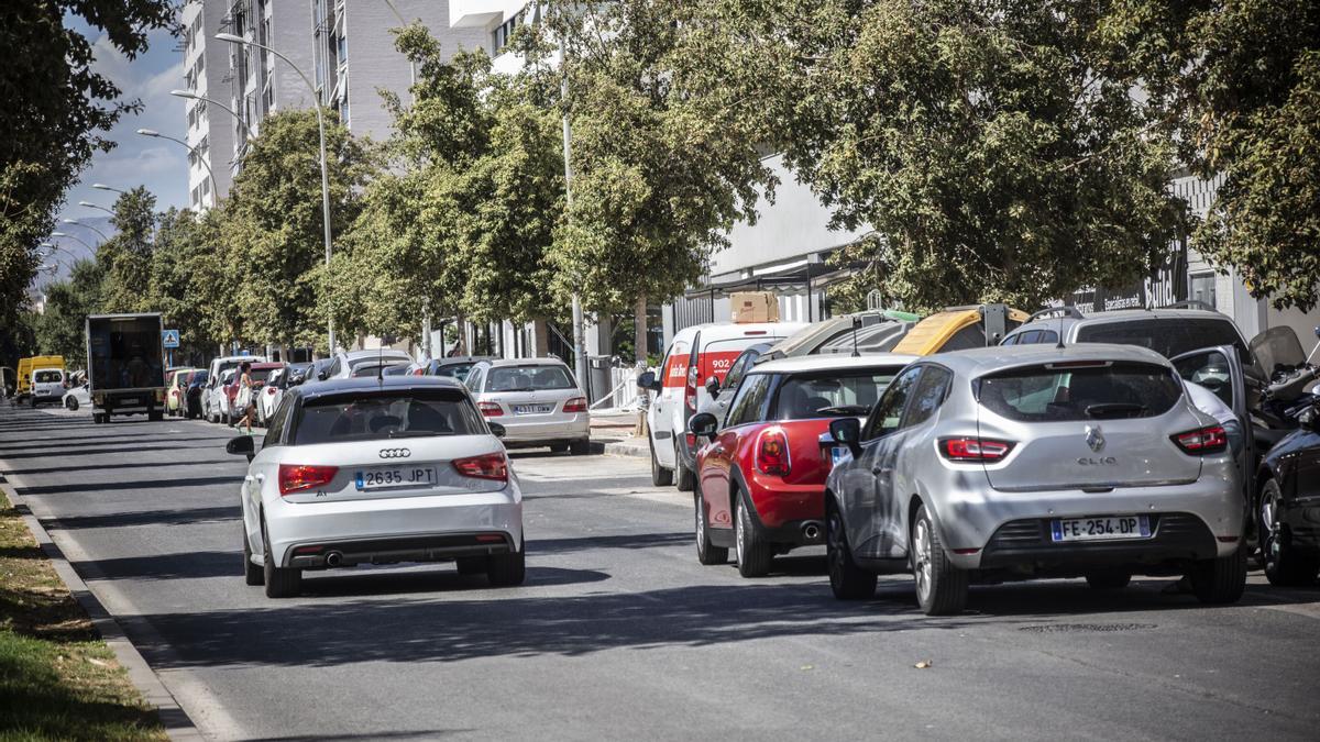 Los coches en doble fila se acumulan en la avenida a diario