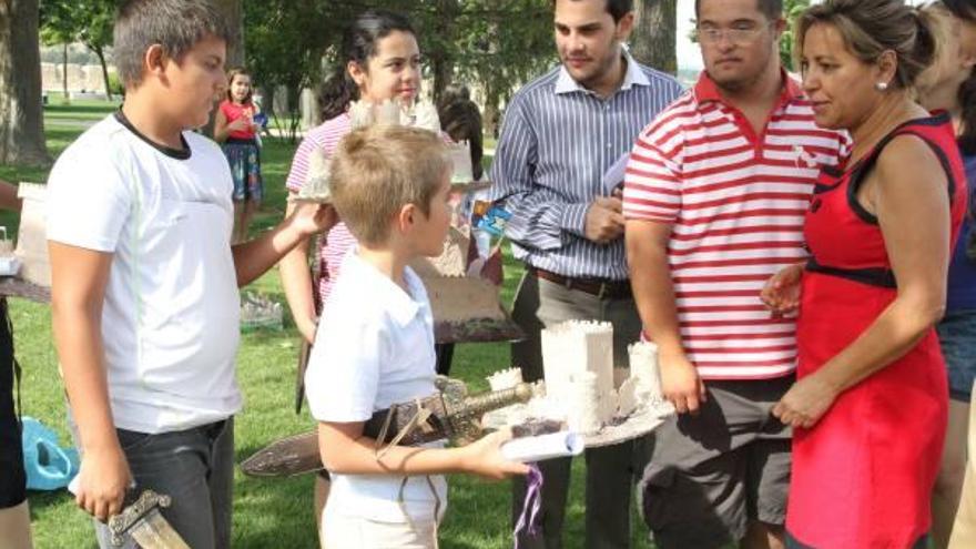 A la derecha, la alcaldesa de Zamora junto algunos de los niños que han participado en el taller.