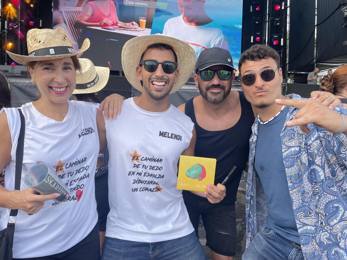 En el centro de la imagen, Dayron Tavio junto a su madre María y sus amigos