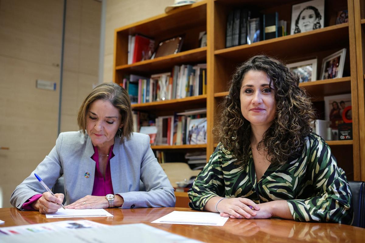 Las concejalas Reyes Maroto (izquierda) y Enma López (derecha), en el Grupo Socialista del Ayuntamiento de Madrid.