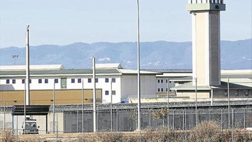 La prisión de Córdoba acoge a casi 450 internos menos que en el 2010