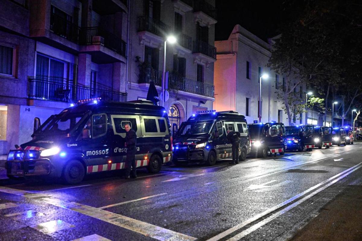 Vehiculos policiales se desplegan en una calle de la Bonanova