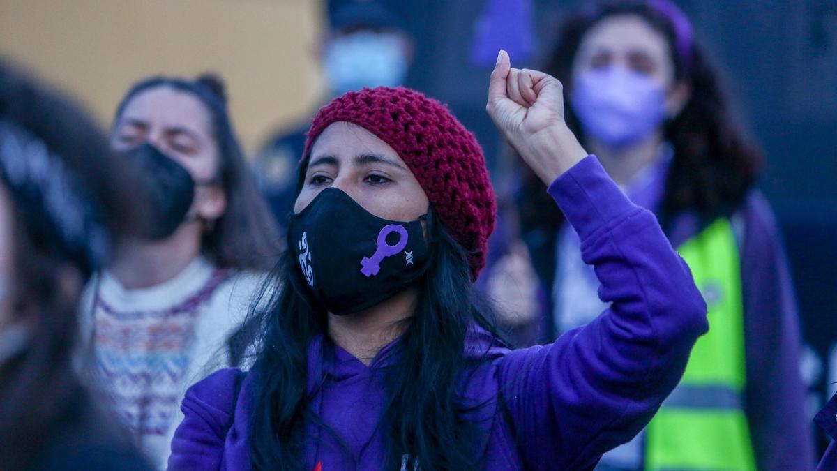 Una mujer en una concentración por el 8M.