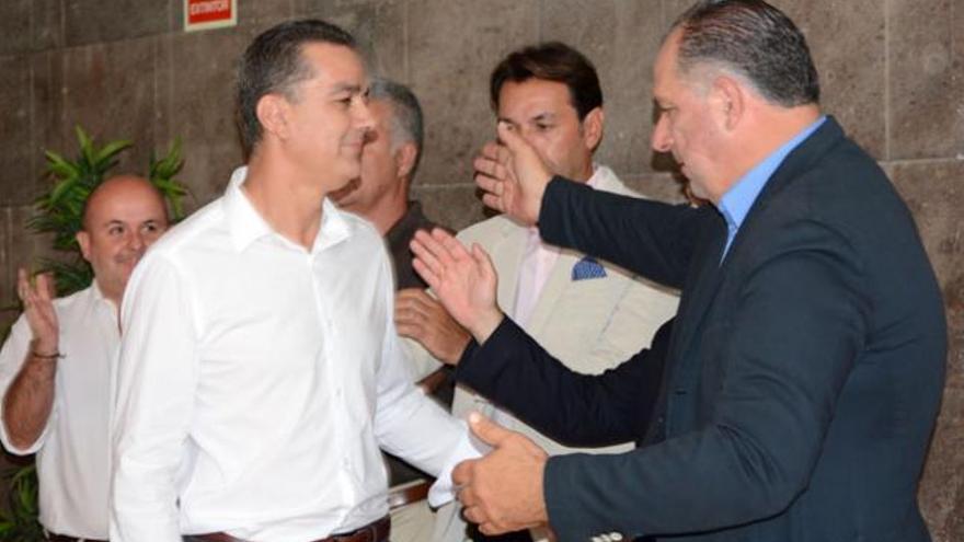 Mario Torres y Juan Martes se funden en un abrazo el pasado agosto, día de su elección como candidato