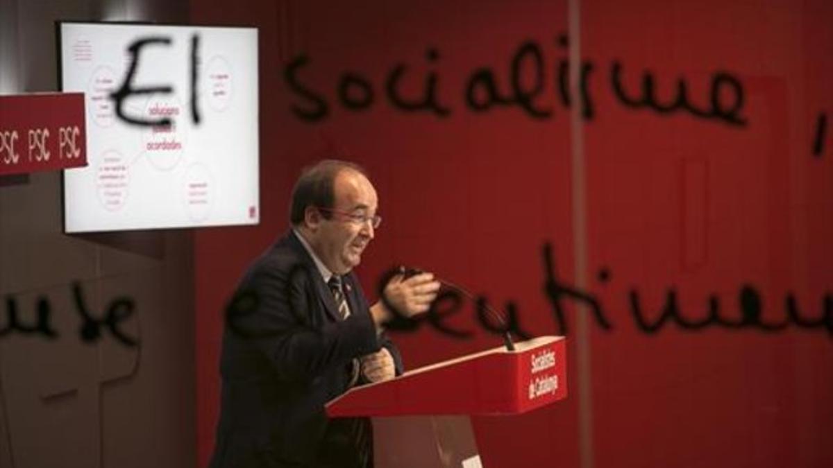 El primer secretario del PSC, Miquel Iceta, en rueda de prensa en la sede del partido, ayer en Barcelona.