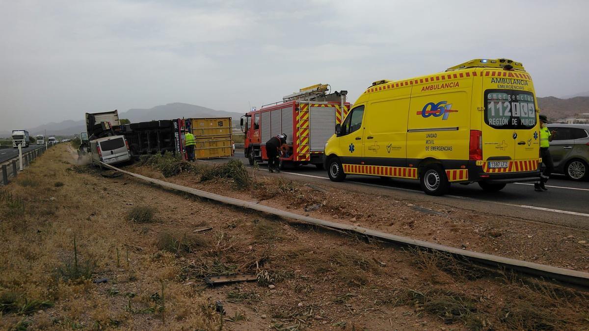 El camión queda obstaculizando la carretera