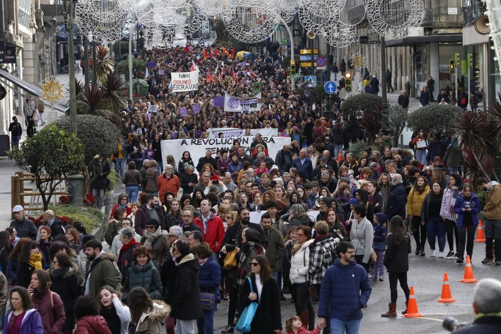 Vigo sale a la calle para clamar contra la violencia machista // R. Grobas