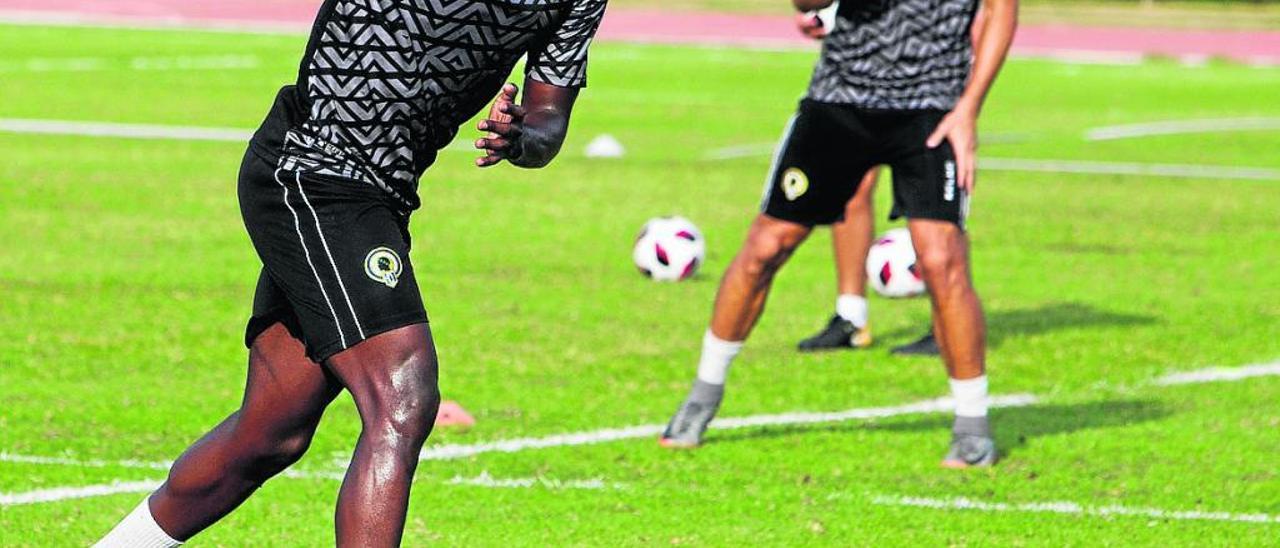 Stéphane Emaná, ayer, en su primer entrenamiento a las órdenes de Lluís Planagumà.