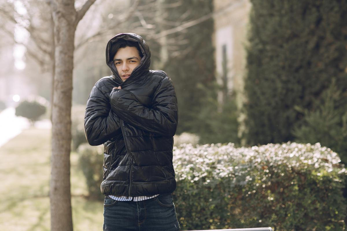 El chubasquero cortavientos que triunfa por su calidad cuesta ahora solo 17€