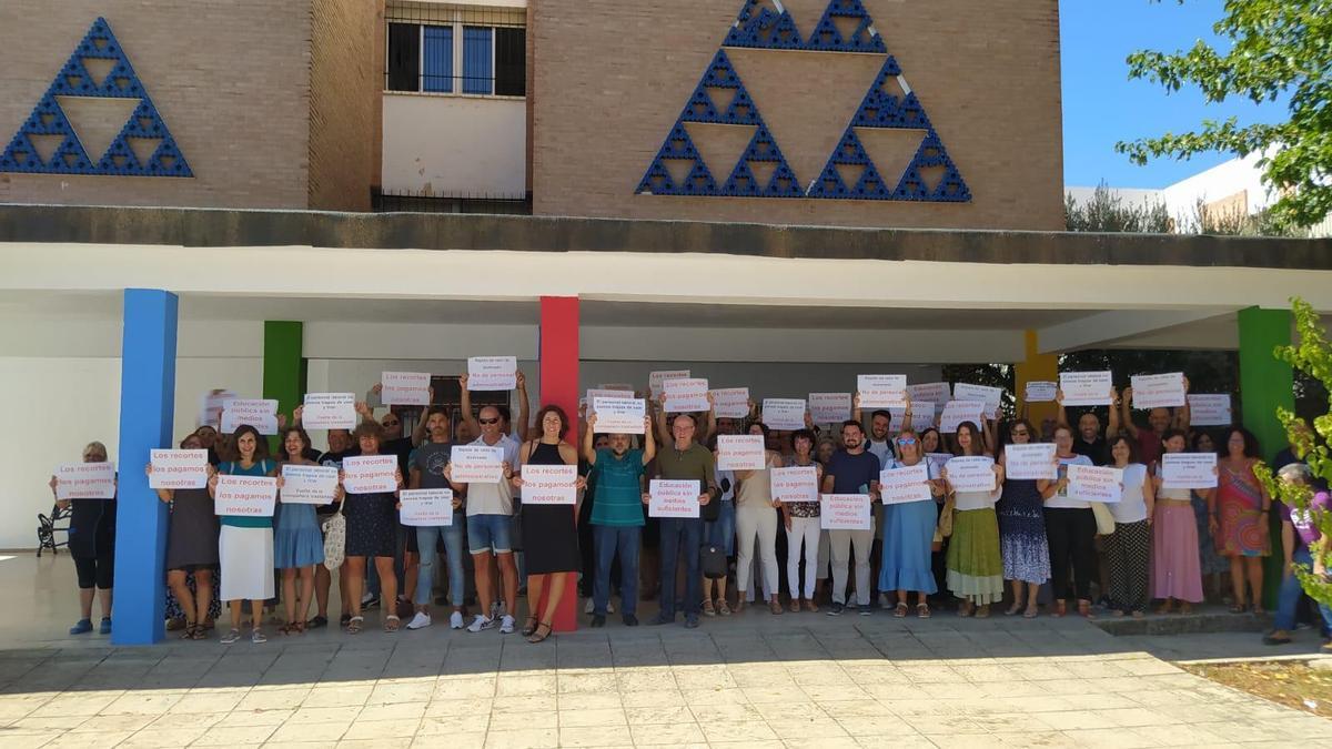 Protesta anterior en el IES Averroes para reclamar la sustitución de vacantes.