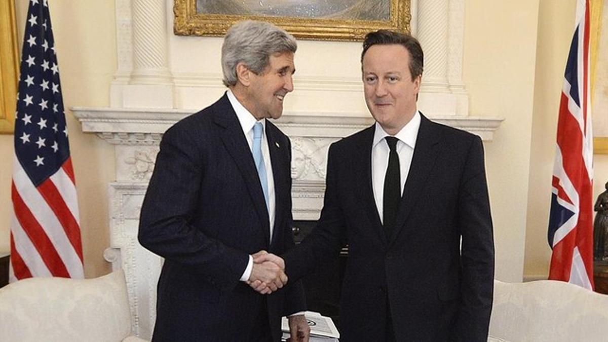 Cameron (derecha) estrecha la mano del secretario de Estado de EEUU, John Kerry, este viernes en Londres.