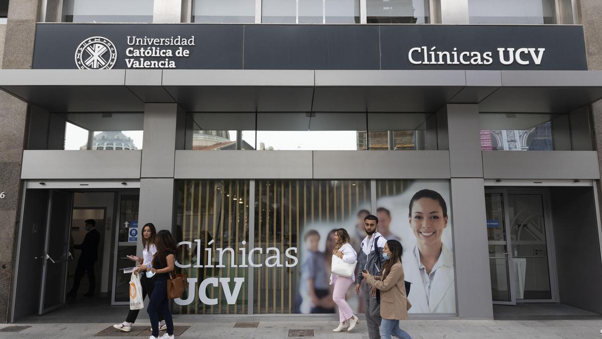 Entrada a la clínica de la Universidad Católica de València (UCV) de la plaza de Brujas.