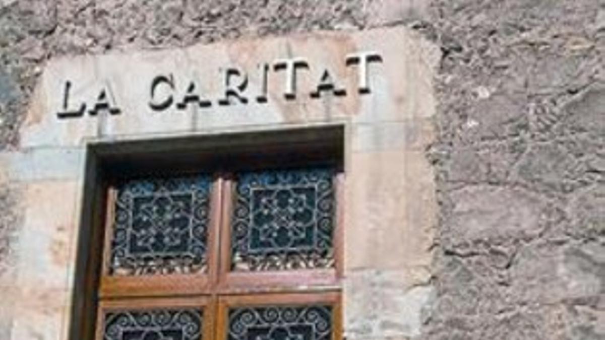 Un mosso monta guardia en la residencia La Caritat, en octubre.