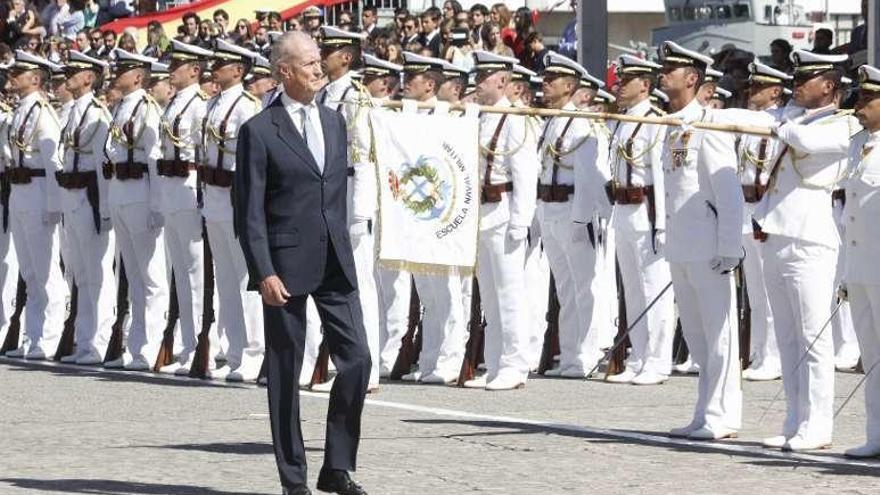 Morenés pasa revista a los nuevos oficiales en Marín. // Santos Álvarez