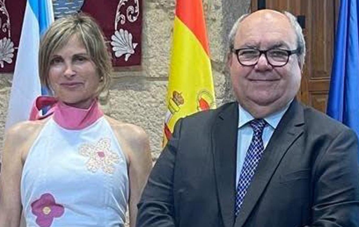 Nava Castro con el embajador de Malta en España, Emmanuel Mallia, durante su visita a Ponteareas en la fiesta de Corpus del año pasado.