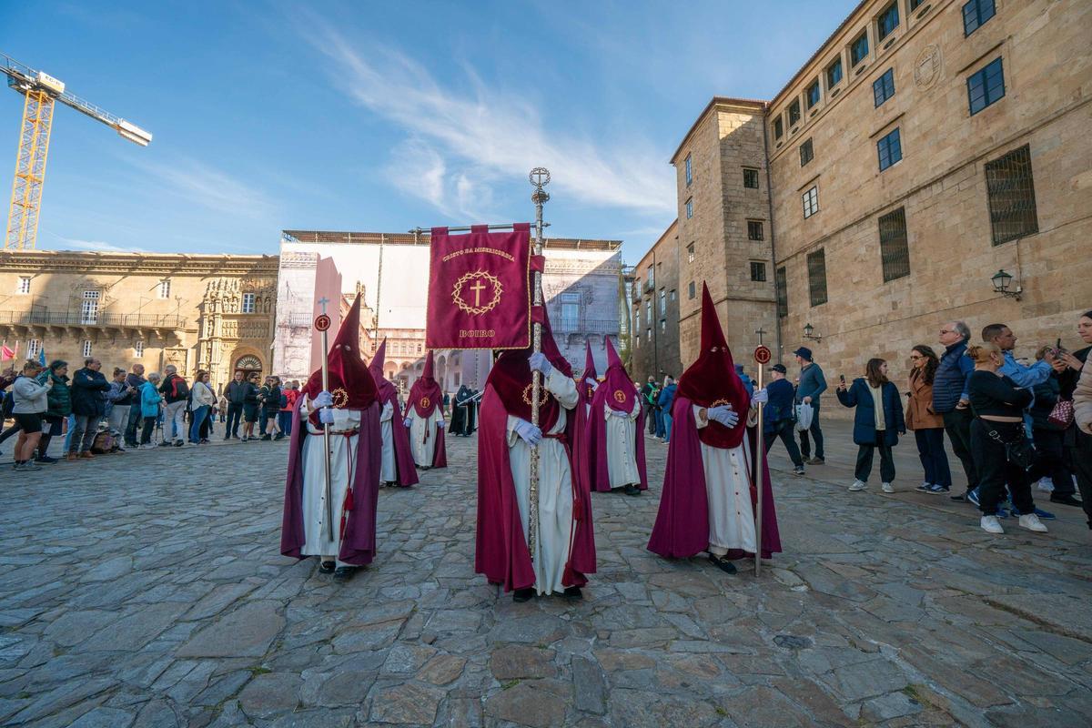 Santiago vive la Pascua con la procesión del Cristo Resucitado y el encuentro en la Quintana Santiago vive la Pascua con la procesión del Cristo Resucitado y el encuentro en la Quintana