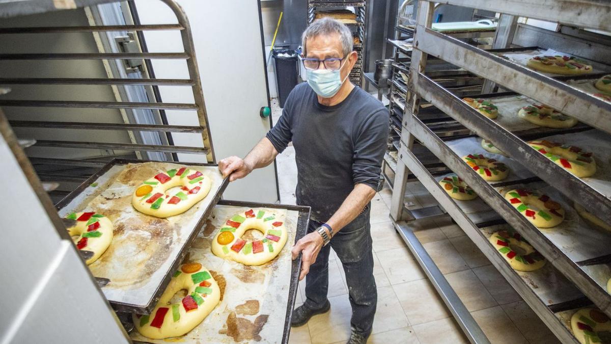 ‘Pani’, con roscones prácticamente listos, ya con su fruta escarchada, ayer en Cartagena.