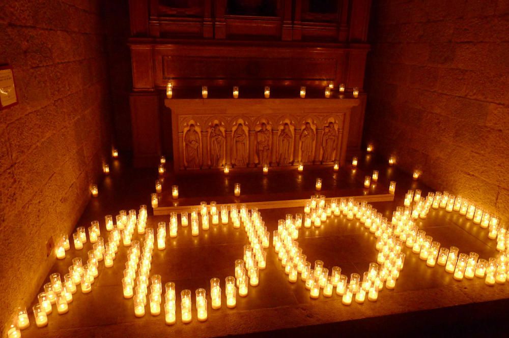 Sis mil espelmes il·luminen l''església de Sant Pere per celebrar el mil·lenari