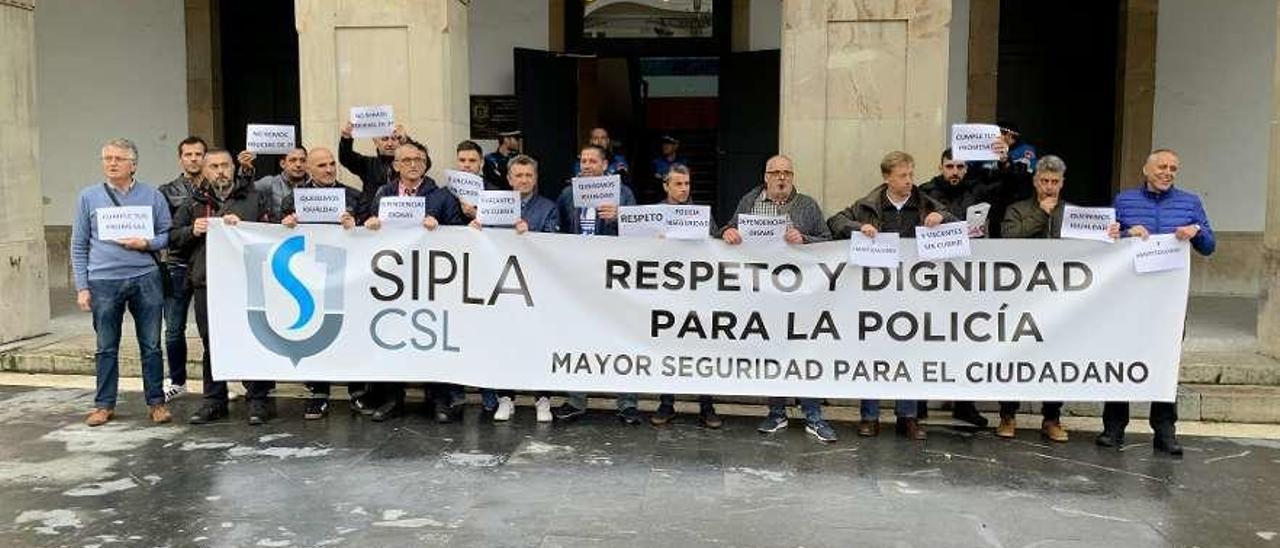 Policías locales afiliados al SIPLA manifestándose a las puertas del Ayuntamiento de Siero el pasado 1 de noviembre en demanda de más personal y mejoras en sus instalaciones.