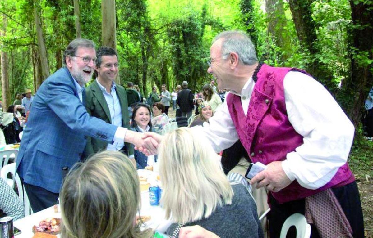 Saúdo entre o alcalde de Santiago e Mariano Rajoy