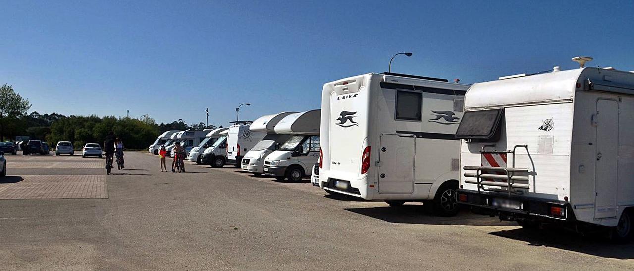 Autocaravanas estacionadas en el aparcamiento de O Bao, en A Illa de Arousa.