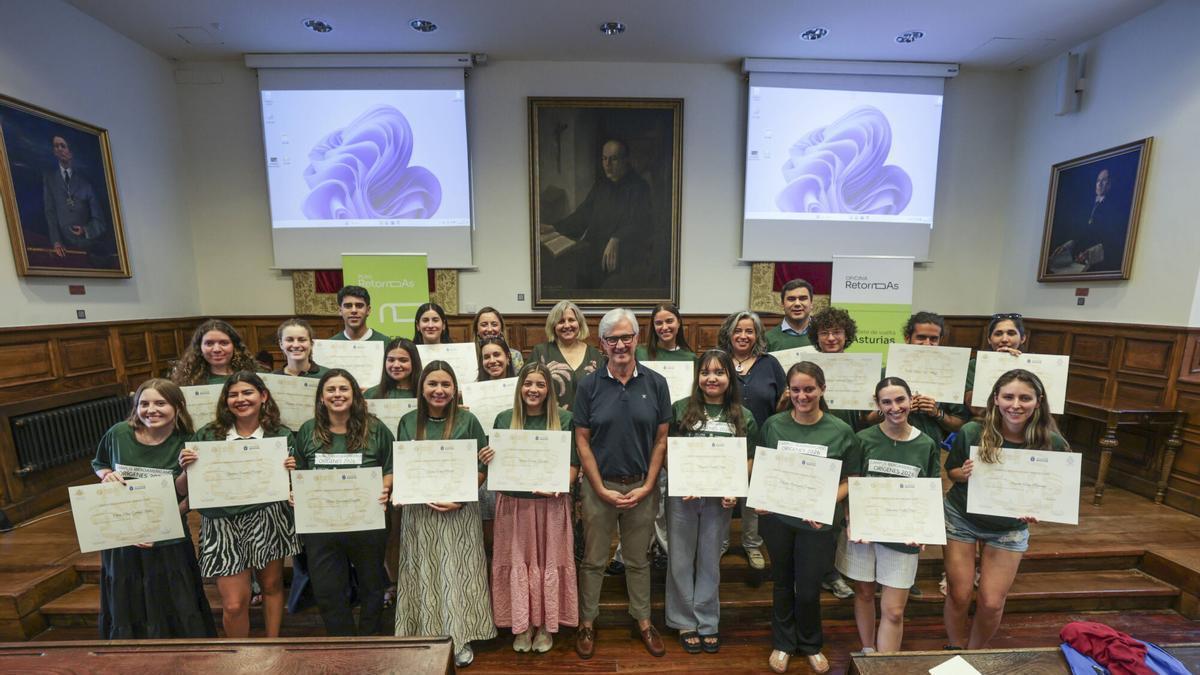 El director general de Emigración y Políticas de Retorno, en funciones, Marcos Niño, en el centro, con el resto de participantes en el Campus Origenes en la clausura del curso.