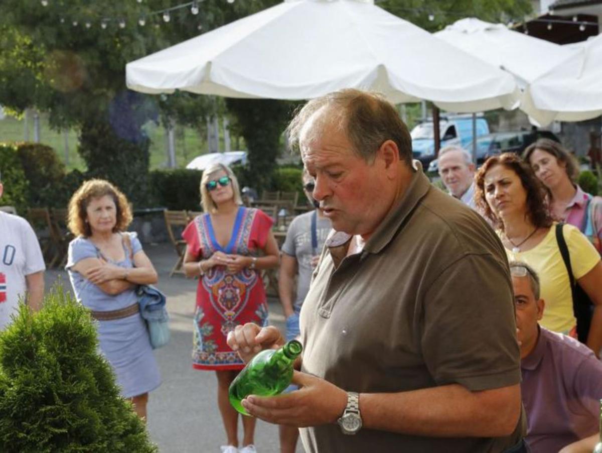 Desde arriba, de izquierda a derecha, recogida de arándanos; Samuel Trabanco explica la etiqueta de la botella de sidra a los visitantes; el teito de La Pornacal donde se podrá dormir; niños dando de comer a cabras en la quesería Picurriellu, y observación de estrellas en Allande. | Lne / sidra trabanco / m. riera / picurriellu / allande stars