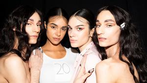 Modelos peinados con ’baby hairs’ en el desfile de The Blonds, en la New York Fashion Week.